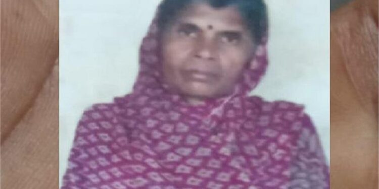 कलयुगी बेटे ने पत्नी के साथ मिलकर छीन ली मां की सांसें, तड़पा-तड़पा कर मारा