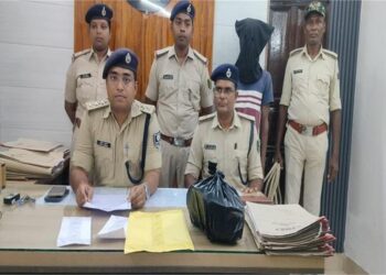 मधुबनी में पड़ोसी की गर्दन में कैंची घोंपकर हत्या, 12 घंटे में आरोपी गिरफ्तार