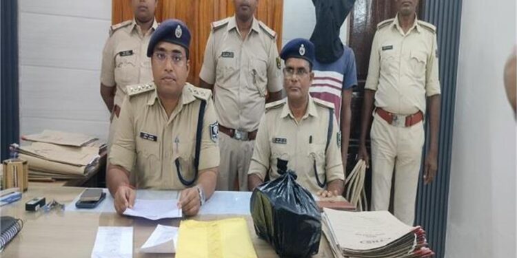 मधुबनी में पड़ोसी की गर्दन में कैंची घोंपकर हत्या, 12 घंटे में आरोपी गिरफ्तार