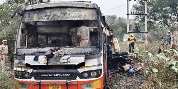 जयपुर बस हादसे में परिजनों के सामने ही झुलसकर मर गए पिता-पुत्री, हाईटेंशन लाइन की चपेट में आने से लगी थी आग