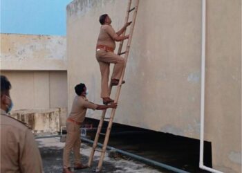 देवरिया मेडिकल कॉलेज में पानी की टंकी में मिली सड़ी-गली लाश, बदबू ने खोला खौफनाक राज – अस्पताल की सुरक्षा में भारी चूक!