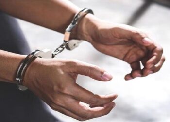 मामूली विवाद में जनपद सदस्य ने लाइसेंसी बंदूक की बट से ठेकेदार पर किया हमला, बेटे समेत गिरफ्तार