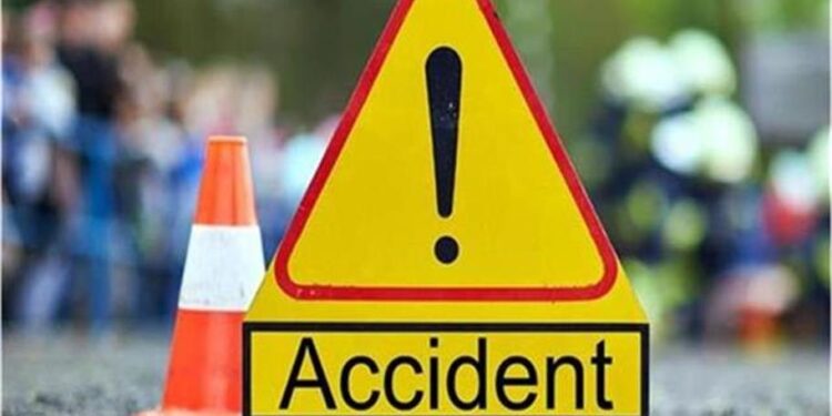 उत्तराखंड में भीषण सड़क दुर्घटना, 25 वर्षीय युवक की दर्दनाक मौत ! 2 गंभीर घायल, बेकाबू कार सड़क किनारे पेड़ से टकराई