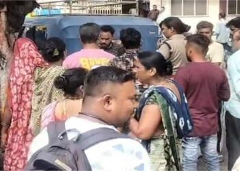 छोटे भाई ने बीच सड़क पर बड़े भाई भाभी का काट डाला, इस वजह से हुआ ये बड़ा विवाद?