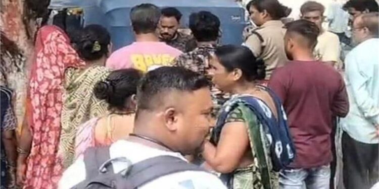 छोटे भाई ने बीच सड़क पर बड़े भाई भाभी का काट डाला, इस वजह से हुआ ये बड़ा विवाद?