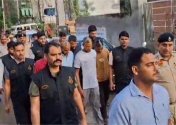 VHP नेता के घर हुई डकैती में 4 बदमाश गिरफ्तार, पुलिस ने बाल मुंडवाकर गांव में कराई परेड