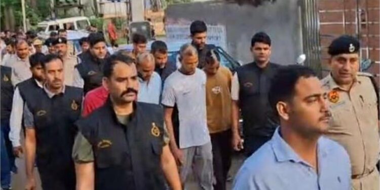 VHP नेता के घर हुई डकैती में 4 बदमाश गिरफ्तार, पुलिस ने बाल मुंडवाकर गांव में कराई परेड