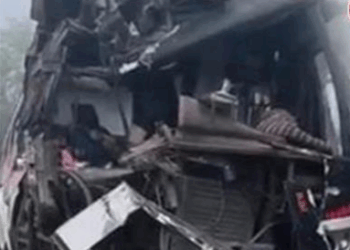 बोधगया आ रही यात्रियों से भरी बस के साथ दर्दनाक हादसा, उड़े परखच्चे; चालक की मौत।। Gaya Road Accident