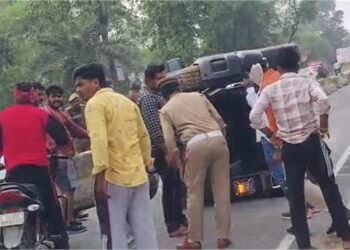 नशे में धुत रईसजादों ने थार से मचाया तांडव, गलत दिशा में दौड़ाई गाड़ी डिवाइडर से टकराकर पलटी