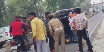 नशे में धुत रईसजादों ने थार से मचाया तांडव, गलत दिशा में दौड़ाई गाड़ी डिवाइडर से टकराकर पलटी